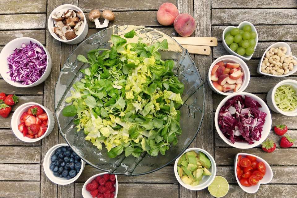 Frutas y verduras en tazón, alimentación sana para lucir un pelazo