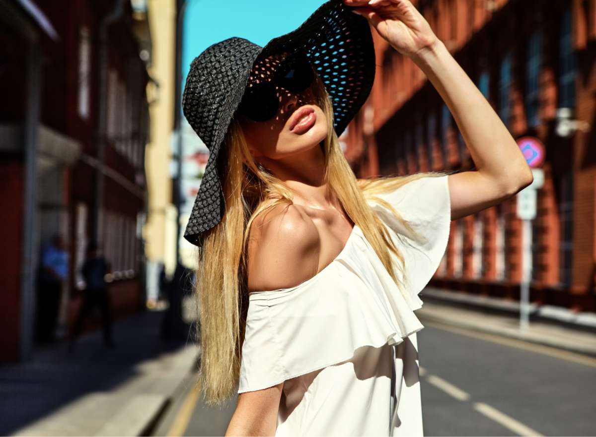 Chica con sombrero en el verano