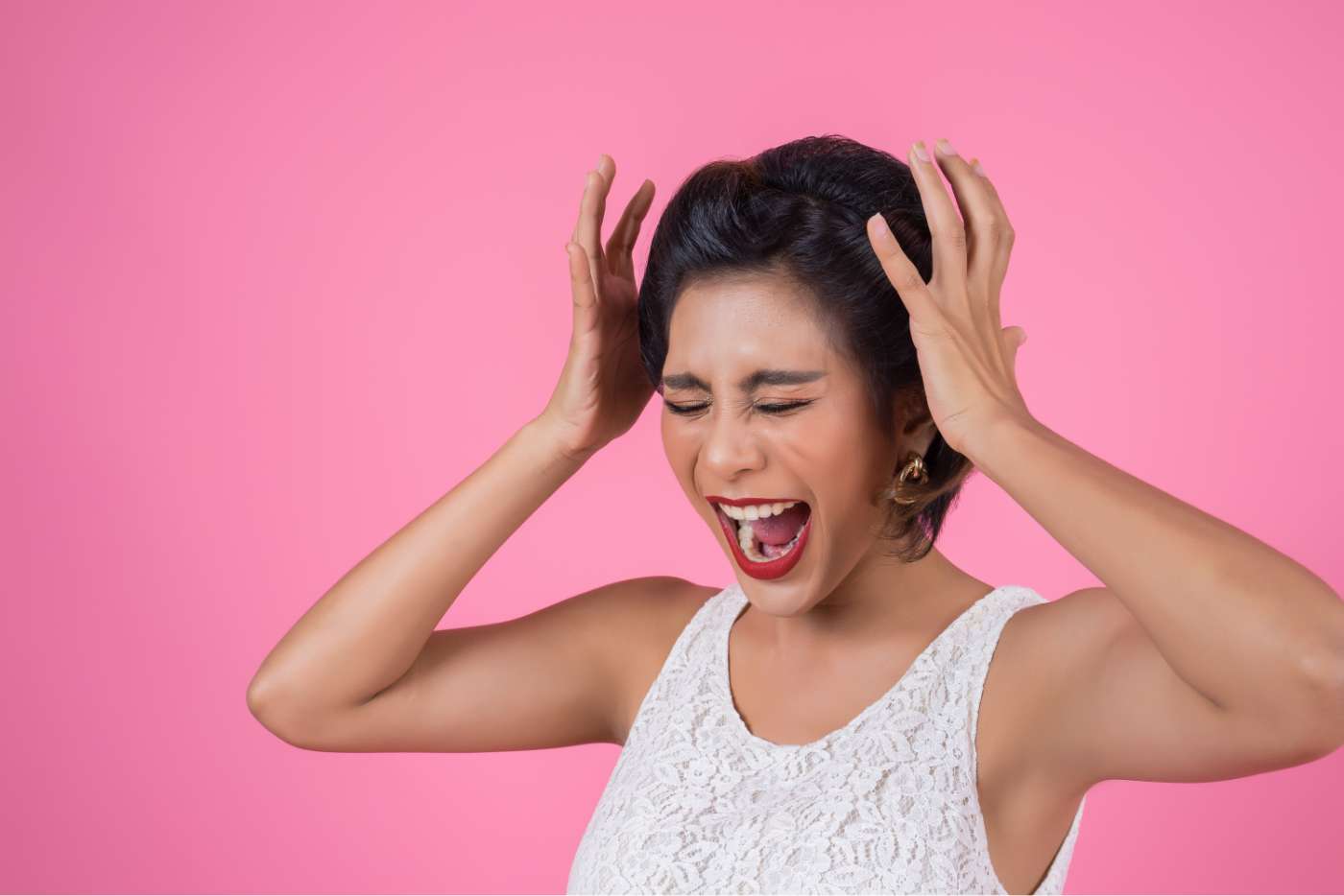 Chica preocupada por su pelo graso, uso del acondicionador