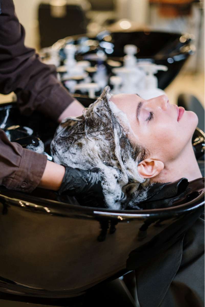 Lavado de pelo de un cabello decolorado con un buen shampoo