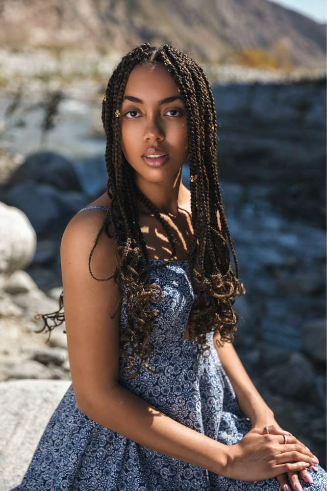 Chica con cabello tranzado, cuidar el pelo durantes, antes y después de la playa o piscina