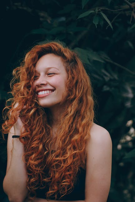 Chica pelirroja de pelo grueso