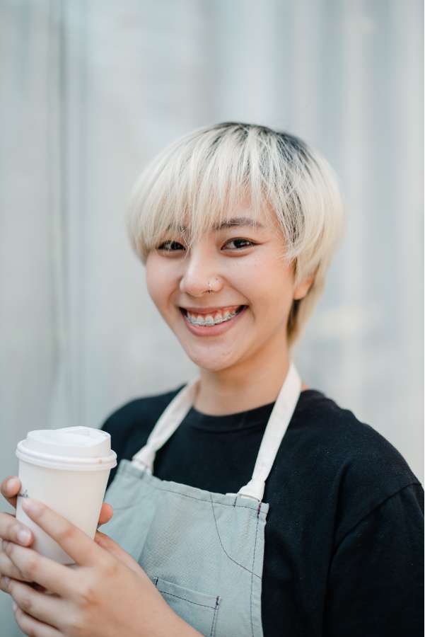 Chica con Pelo corto Pixie con flequillo