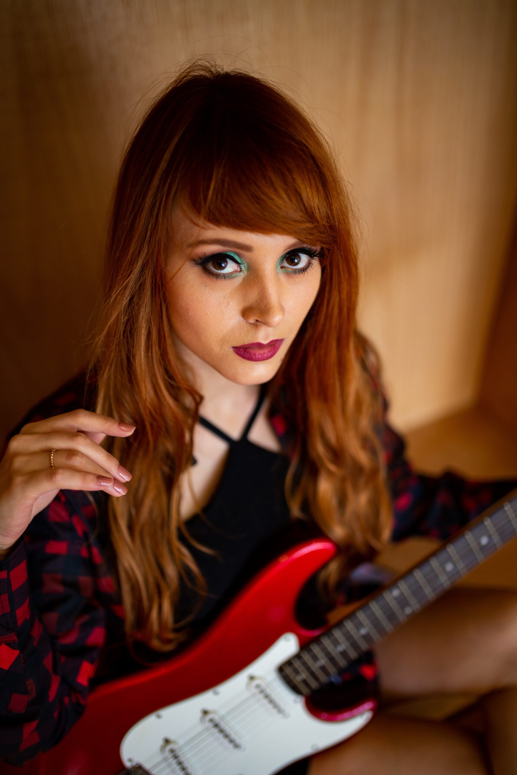 Chica con corte de pelo largo con flequillo