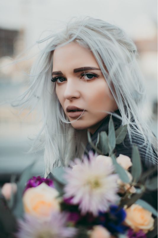 Chica con pelo rubio ceniza al viento