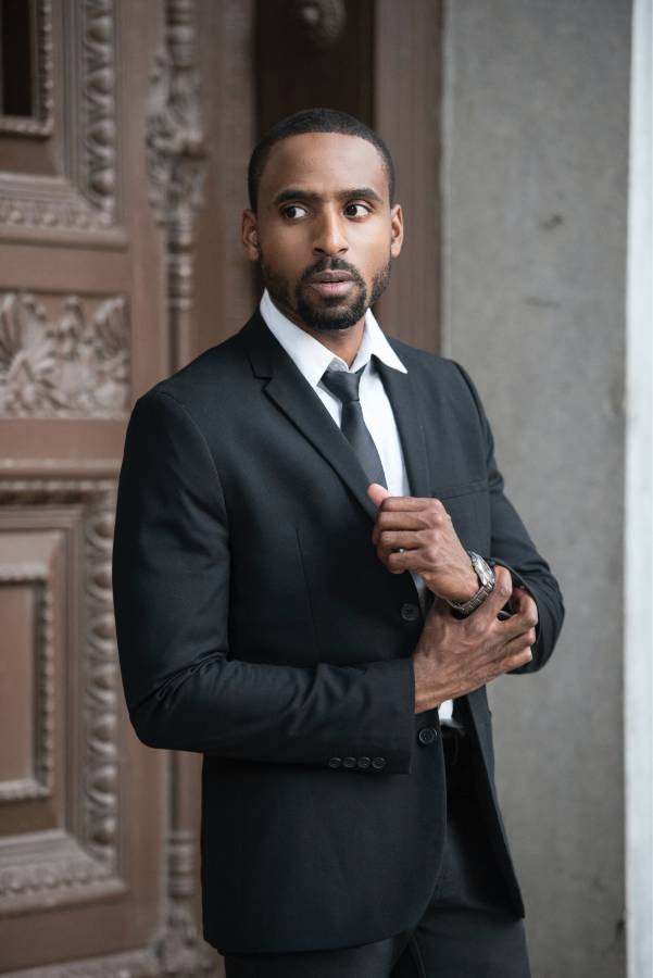 Hombre usando traje elegante con corte de pelo corto hombre