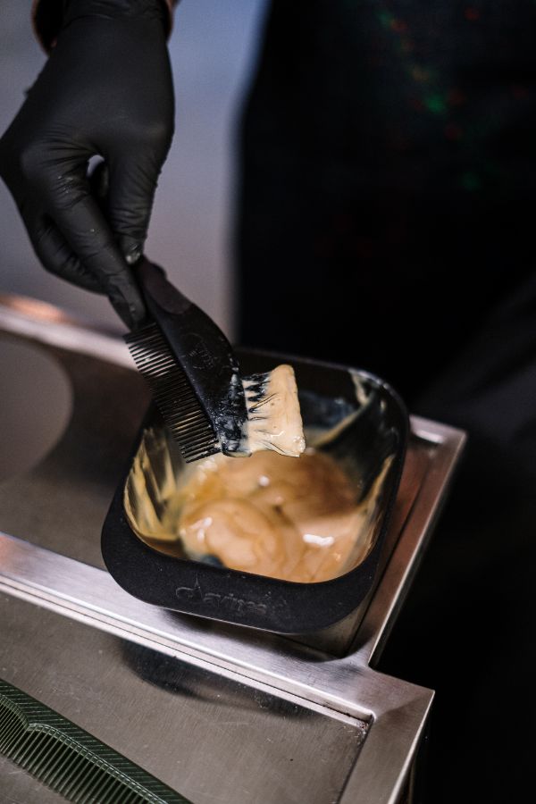 Persona preparando tinte para pelo blanco de hombre