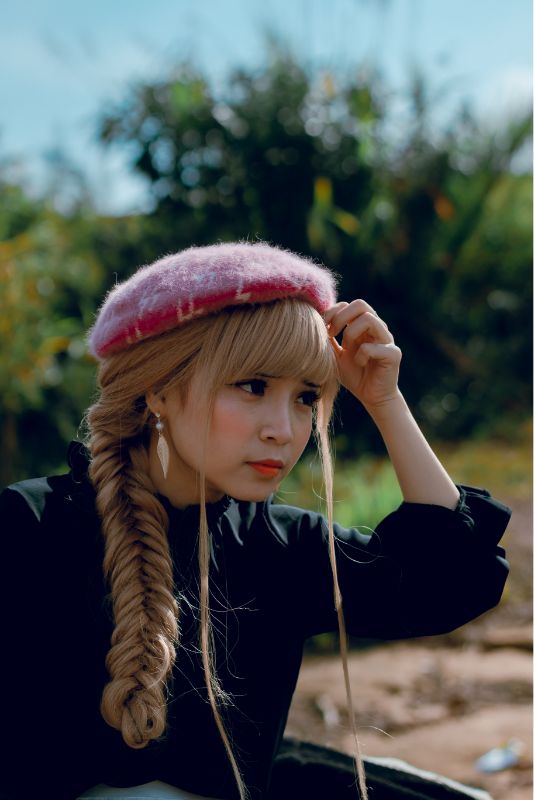 Chica con boina roja y hermosa trenza de cola de pez