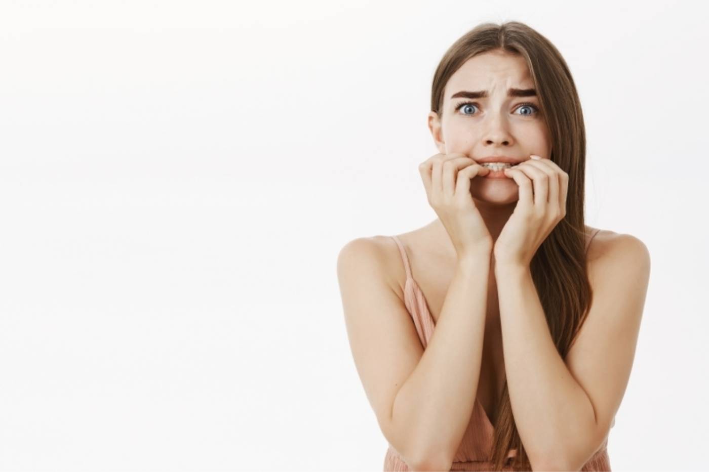 Chica con temor debido a las causas de la alopecia areata