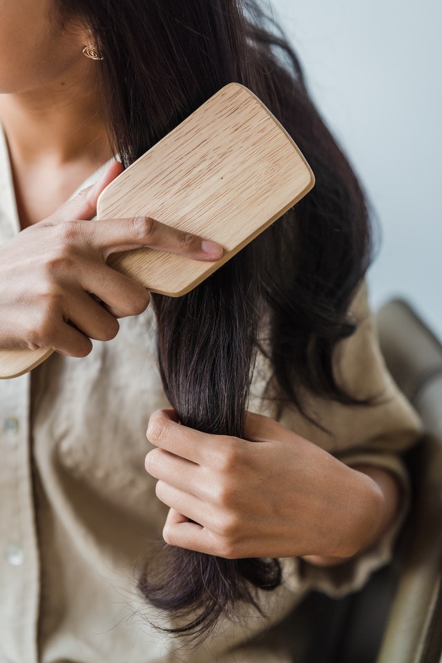 Peinando extensiones de cabello