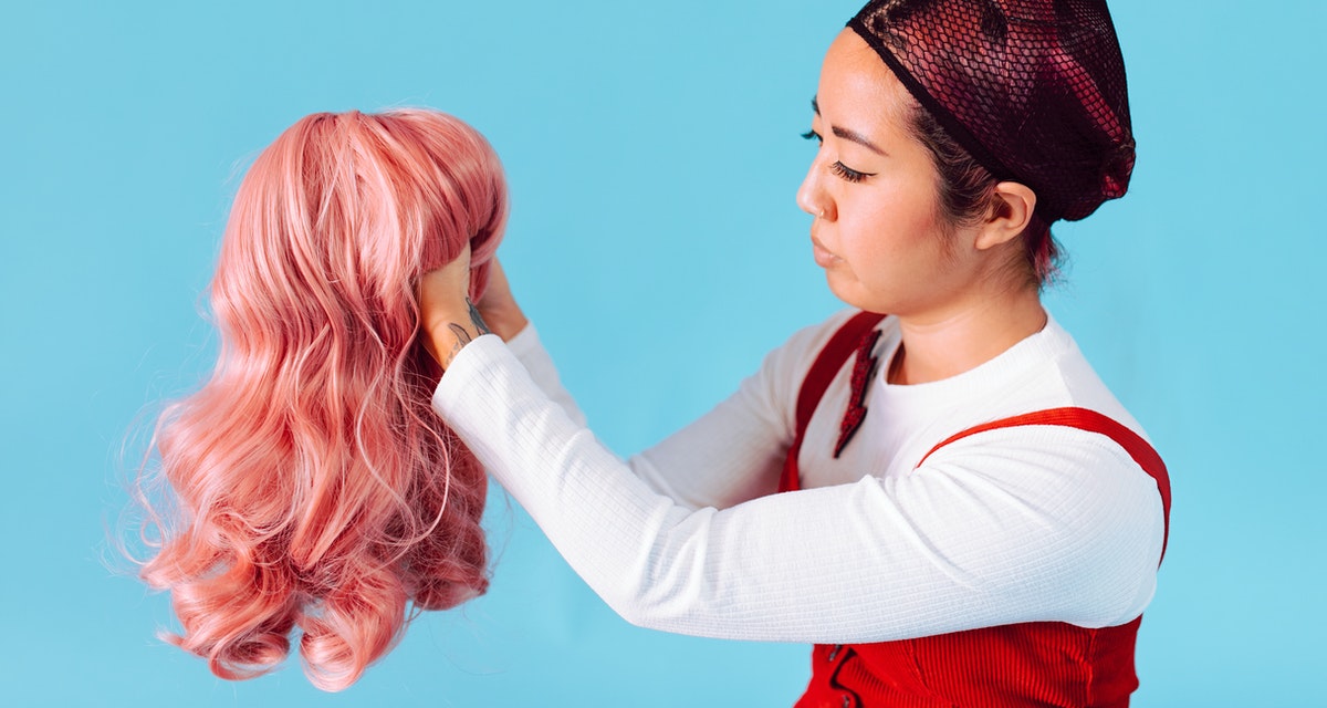 Chica cuidando de su peluca de pelo natural