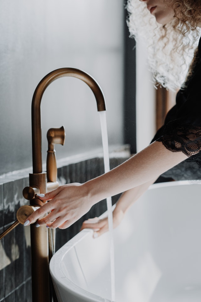 Chica abriendo el agua