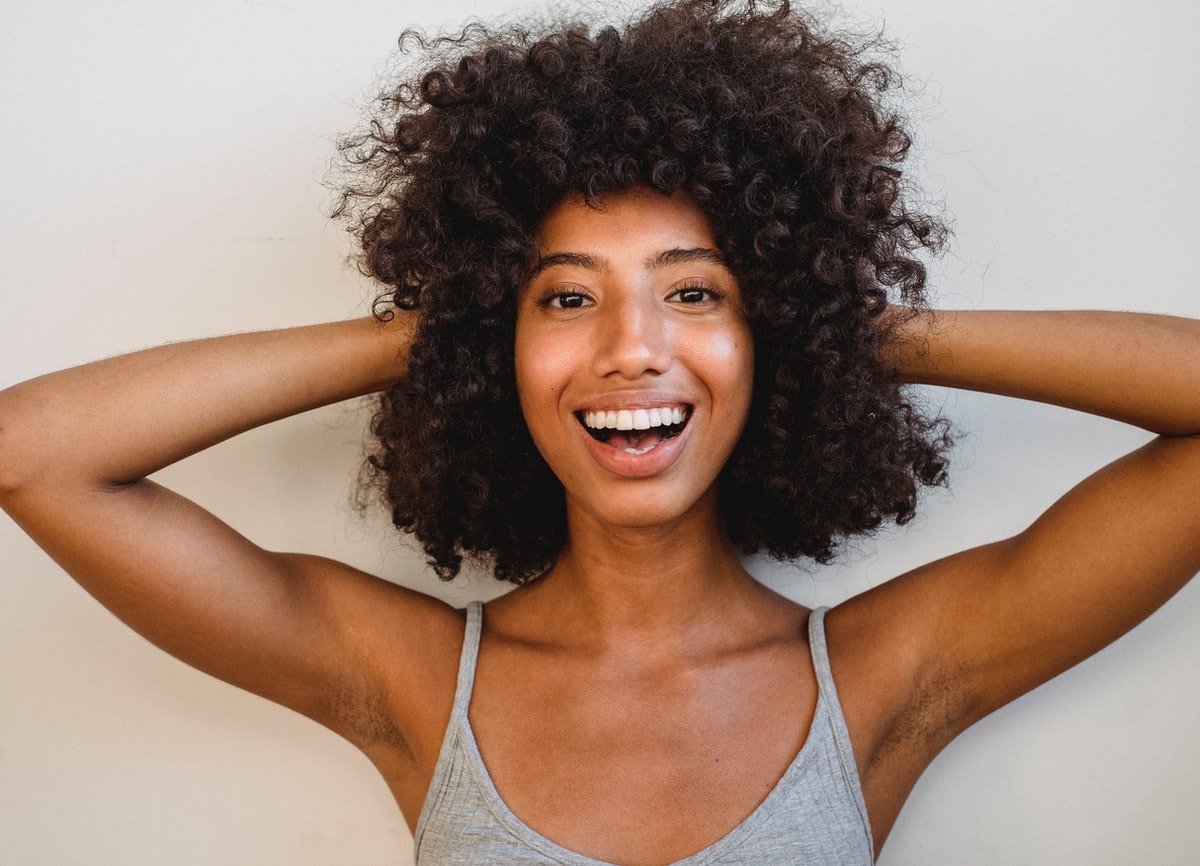 PASOS PARA PEINAR EL PELO RIZADO, Planchas y tenazas: enemigos mortales del curly hair